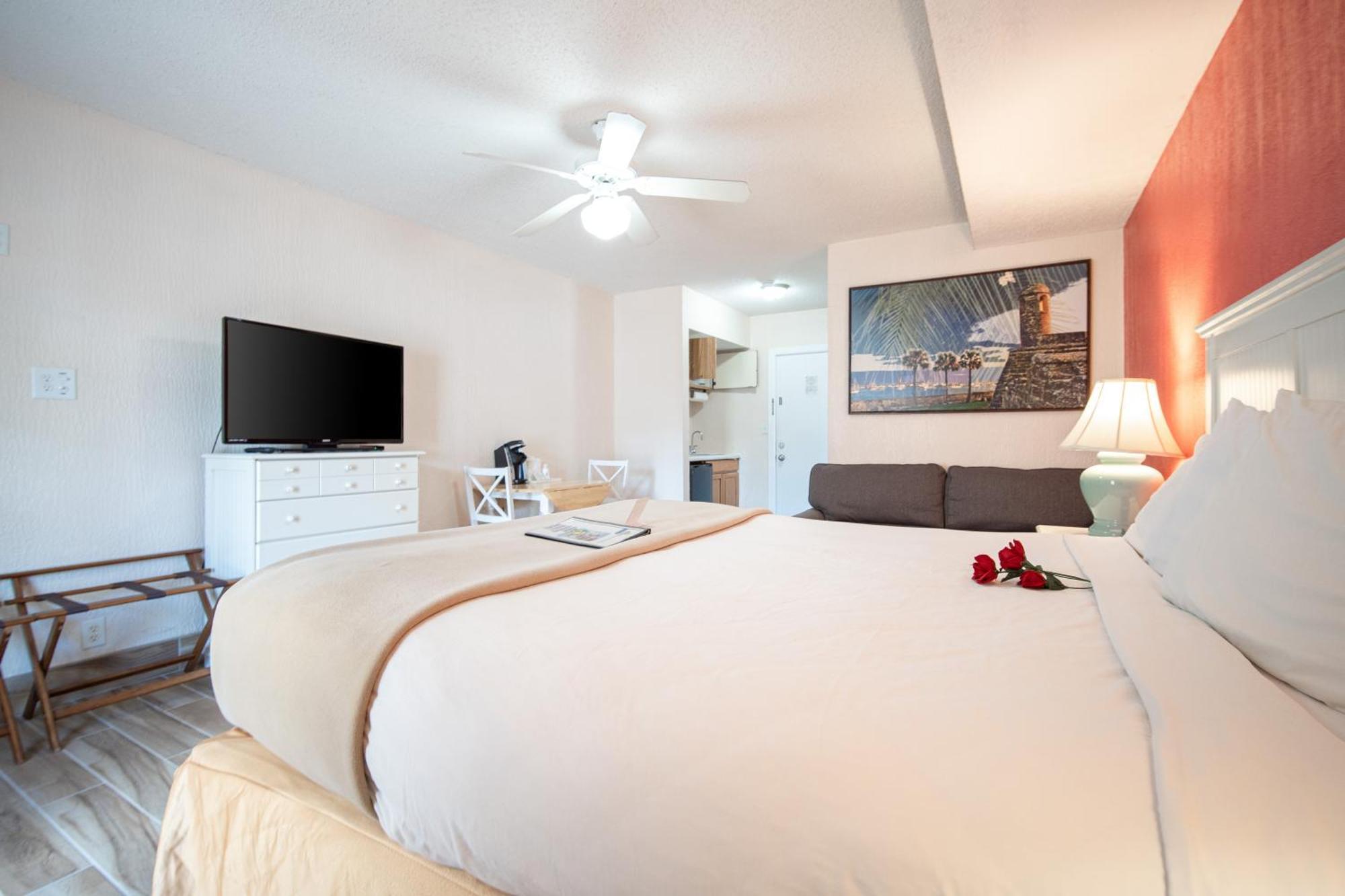 Island Sun & - Venice, Florida Historic Downtown & Beach Getaway Motel