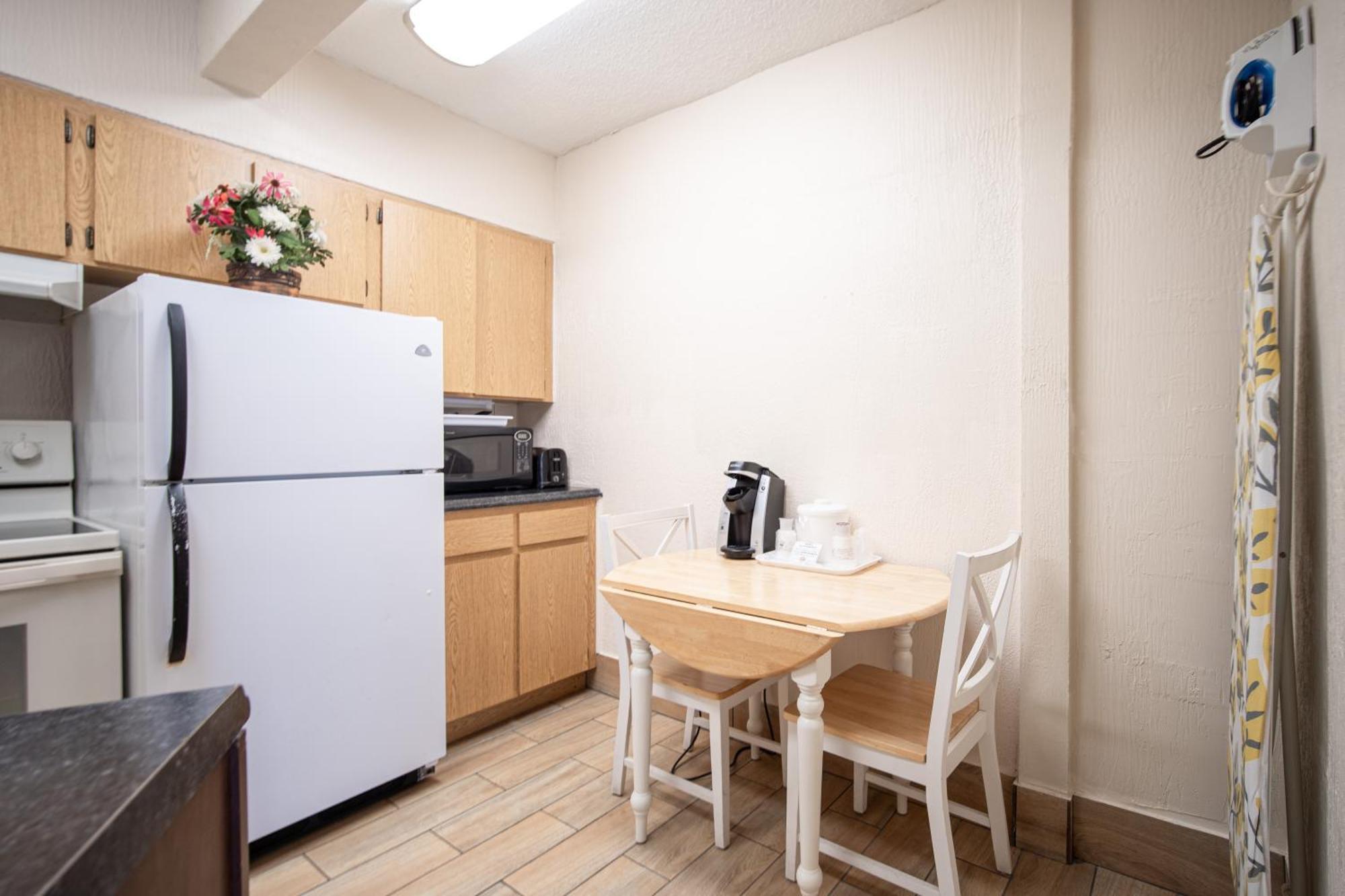 Island Sun & - Venice, Florida Historic Downtown & Beach Getaway